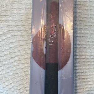 Huda Beauty Liquid lipstick in Trophy Wife